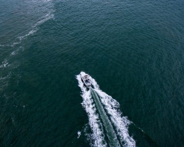 aerial-shot-bird-s-eye-view-boat-1499139